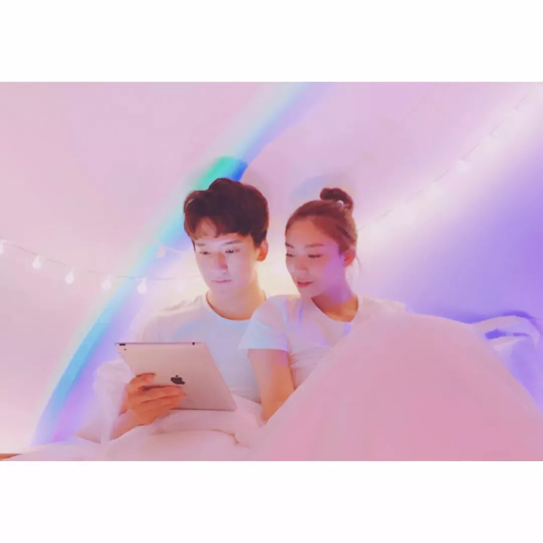 最新白边情侣头像2024,爱的日常趣事与甜蜜瞬间