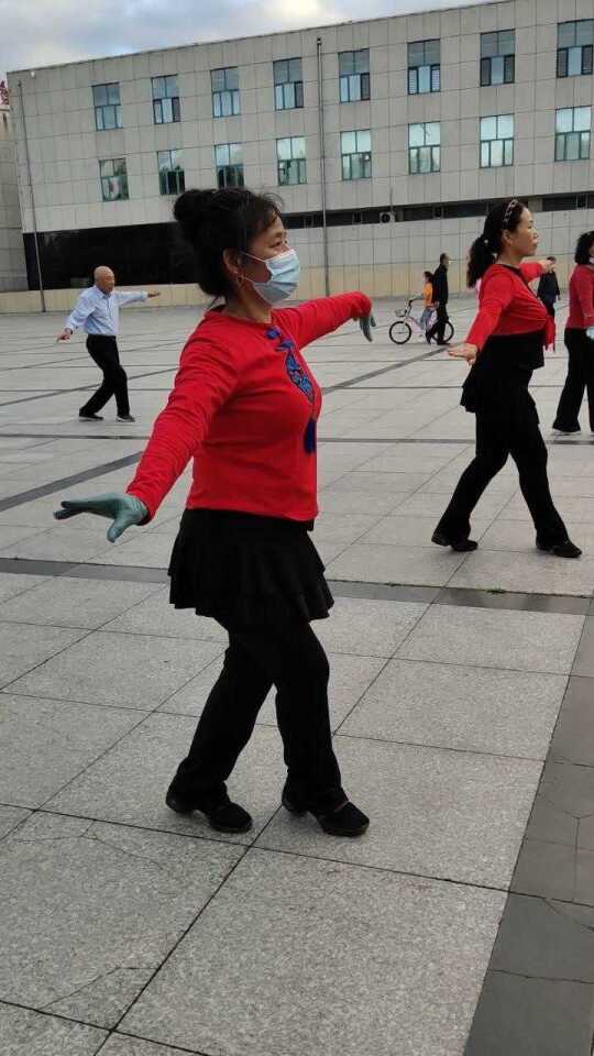 最新广场舞火了,美了美了舞动风采