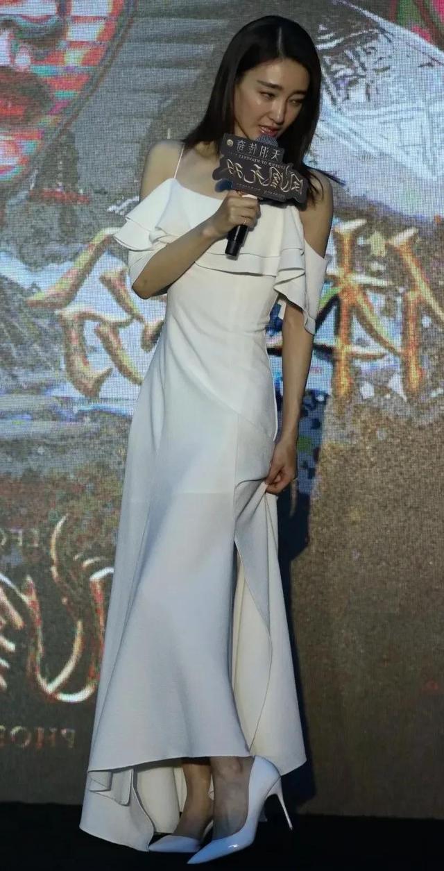 王丽坤最新发布会惊艳亮相，星光闪耀的瞬间