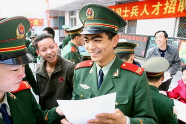 军官转业政策最新探索,小巷独特风味与转业安置新动向