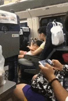 最新地铁男必备神器，高科技伴侣引领未来出行风潮