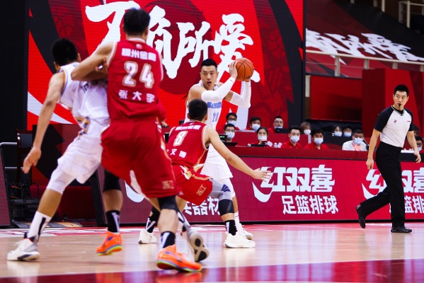 CBA篮球热血战场对决激烈，激情四溢！
