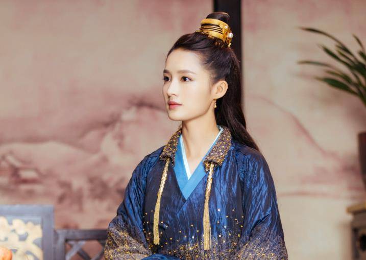 演员李龄，与自然美景的邂逅与内心宁静之旅