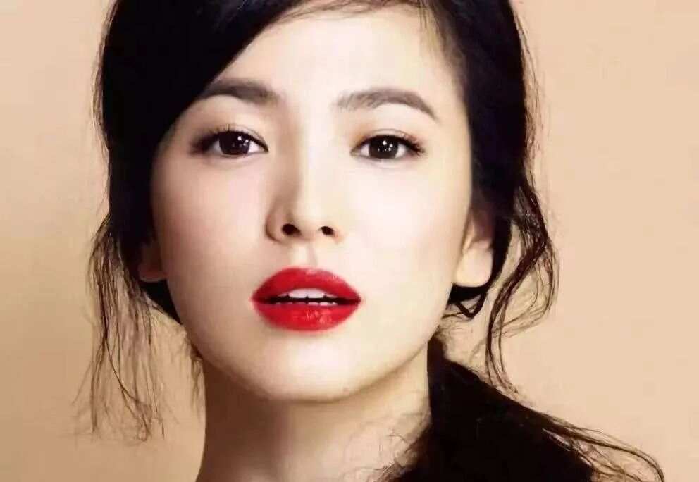 女明星唇色之旅,探寻内心平静的唇妆艺术