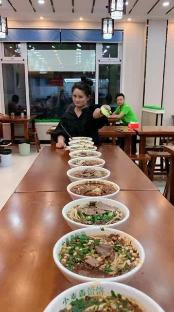 智能面食竞技盛宴，全新科技引领吃面条比赛风潮！