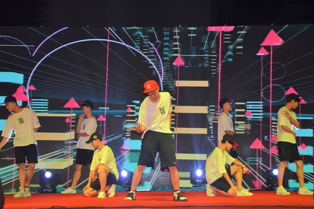 潮流舞蹈风采,舞动人生,自信闪耀的魅力瞬间