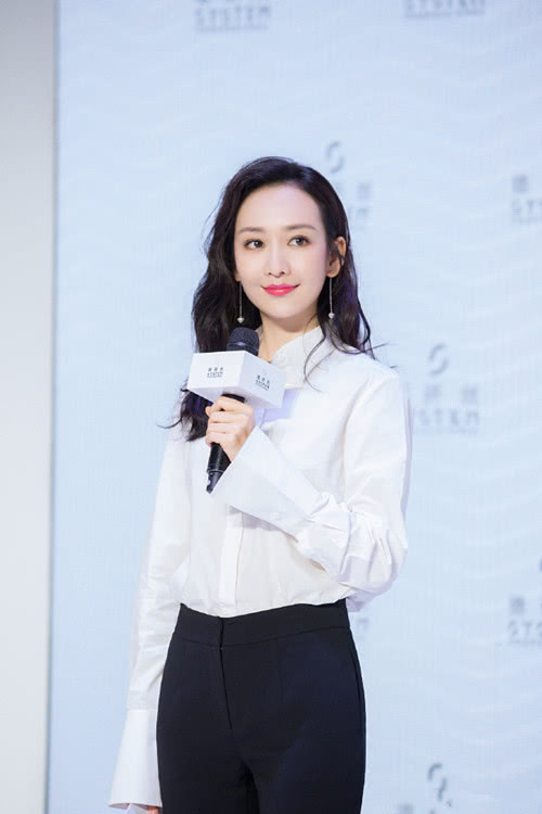 王鸥明星大侦探造型，自然美景中的心灵探索之旅