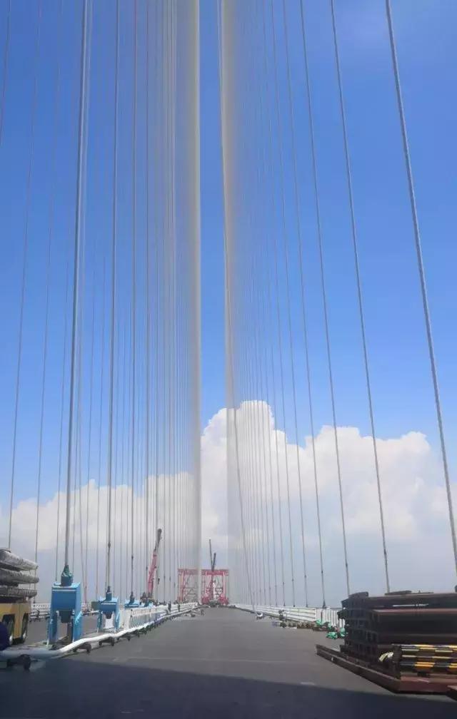 沪通长江大桥最新工程动态,沪通长江大桥最新工程动态，桥上的友情与家的温馨