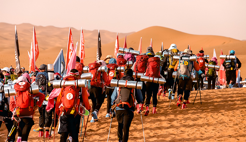沙海竞速，沙漠比赛中的欢乐与同伴时光