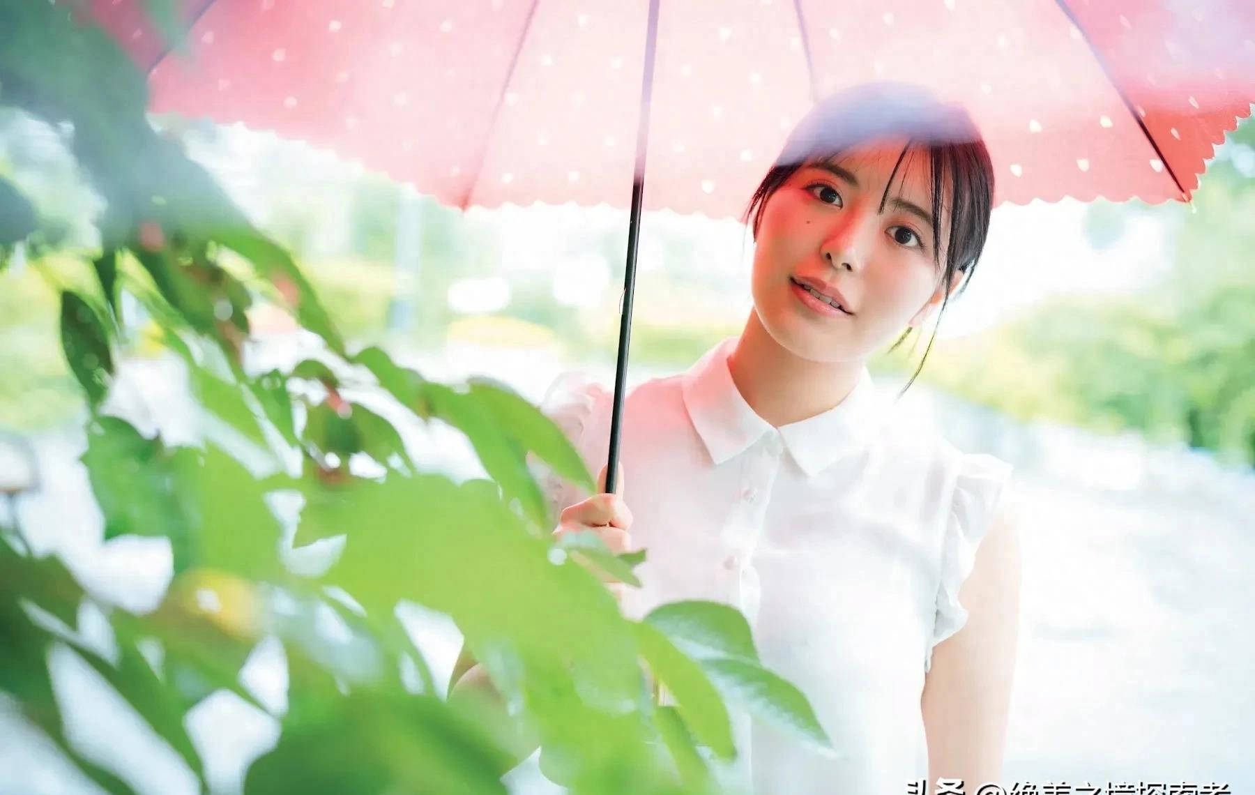 科技新品重塑时尚舞台，模特泳装比赛体验未来魅力之旅