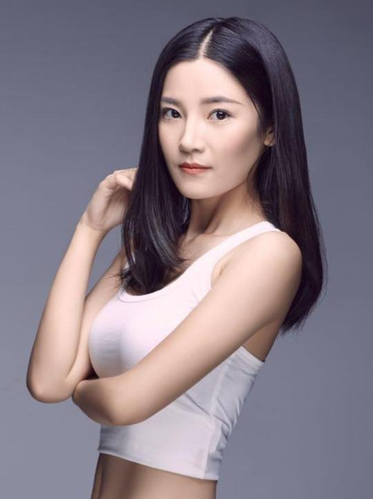 演员何佳,炸裂演技,魅力四射🌟