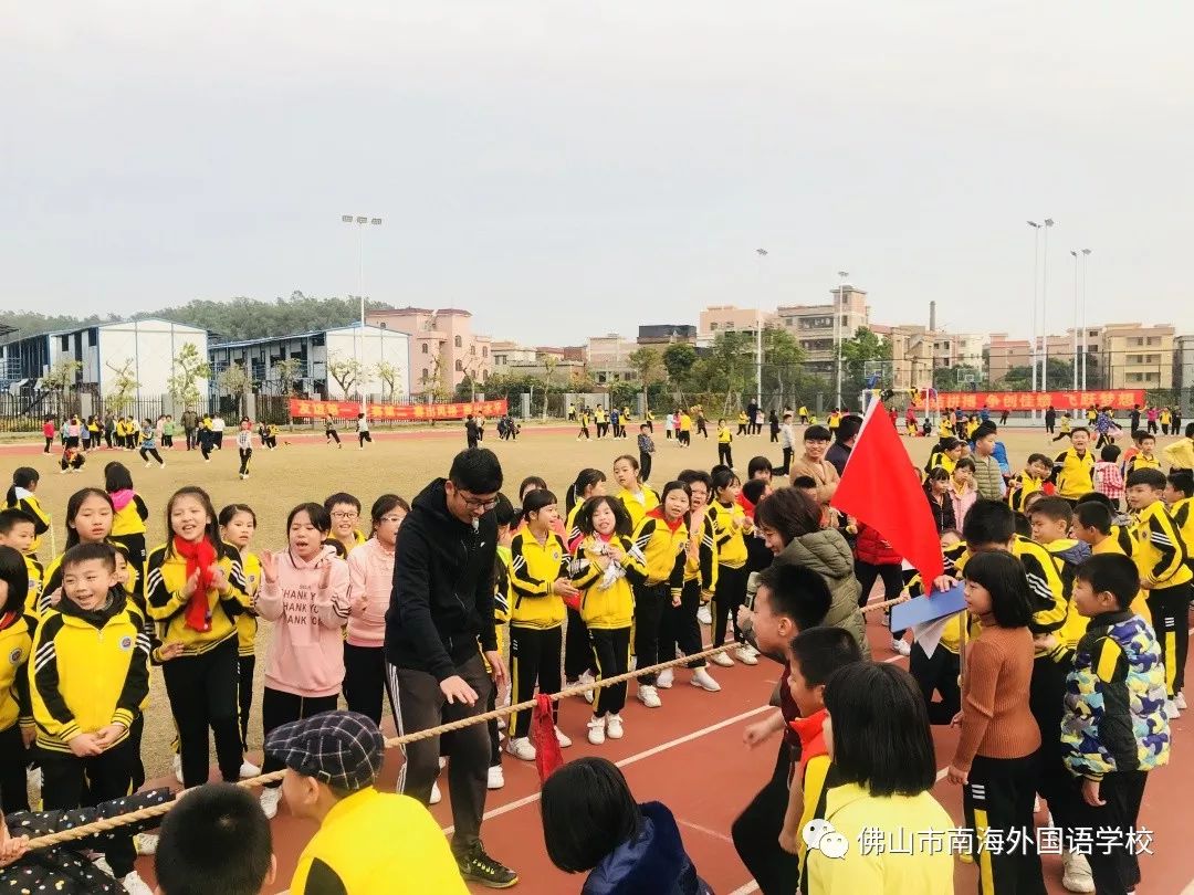 四年级温馨拔河比赛纪实