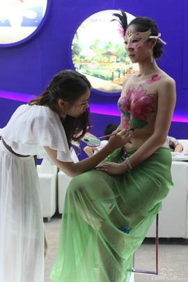 最新人体艺术展示,小巷深处的艺术秘境探索