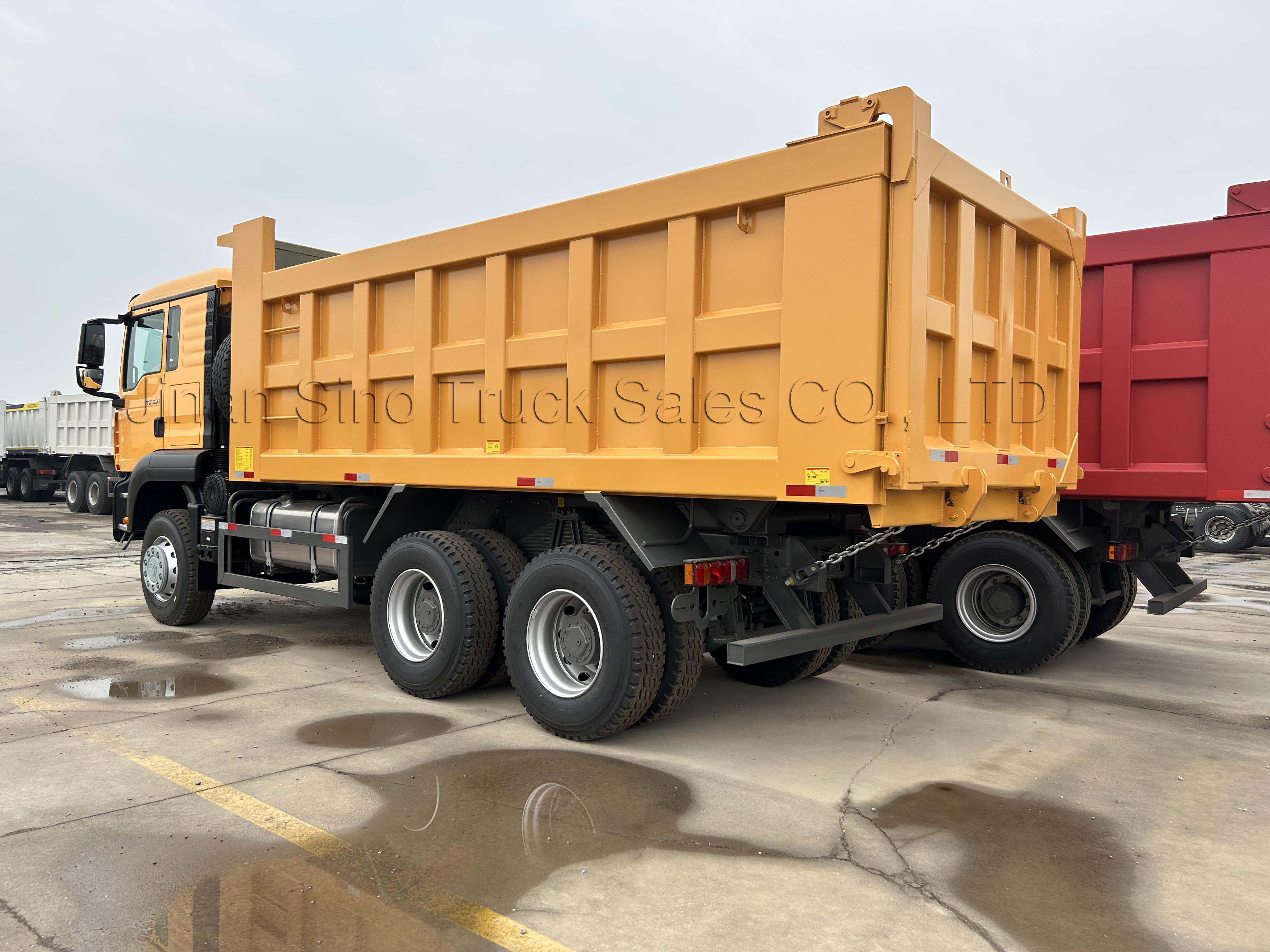 最新款自卸卡车,自然美景探索之旅的得力伙伴