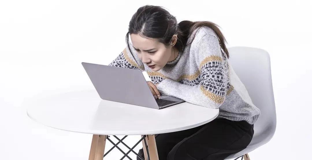 驼背男明星的人生舞台，身体特征与星光熠熠的辉煌探索