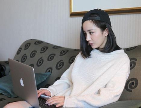 驼背男明星的人生舞台,身体特征与星光熠熠的辉煌探索