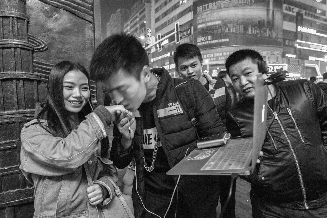 黑白直播APP最新版下载,体验实时互动的新时代娱乐直播