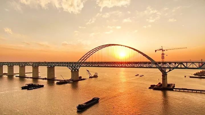 沪通长江大桥最新动态揭秘,建设进展顺利,迎来重要里程碑!