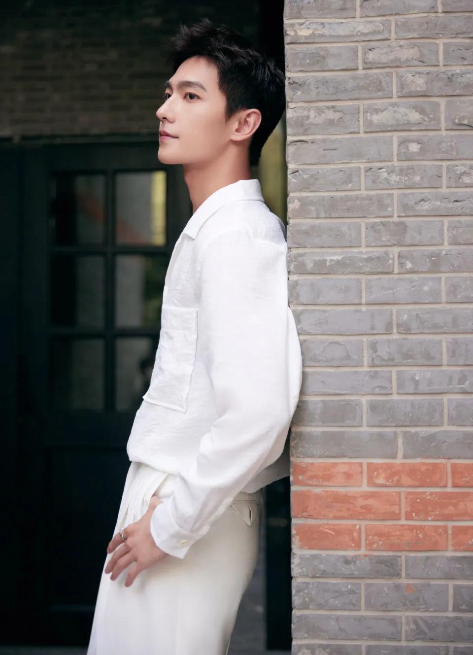 时尚套装，自信与成就感的完美融合图片展示