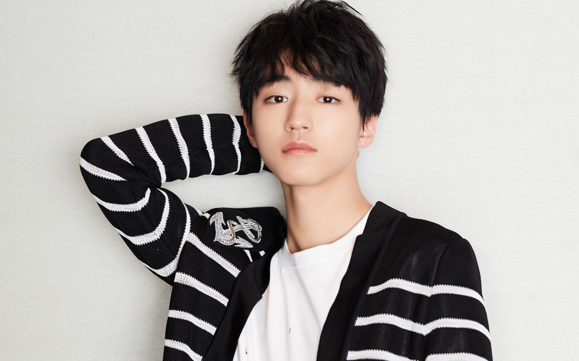 王俊凯最新写真,阳光下的青春风采