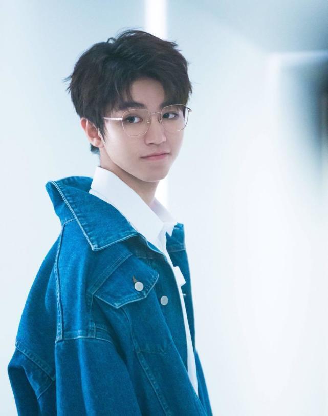 王俊凯最新写真,阳光下的青春风采