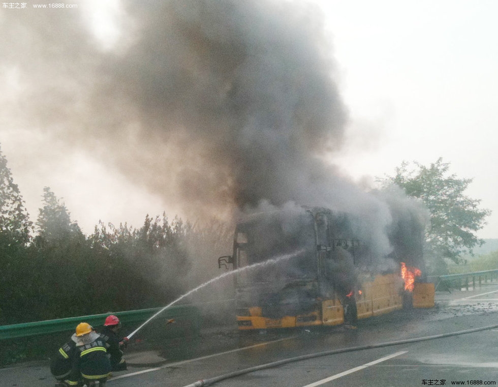 客车起火事件最新报道