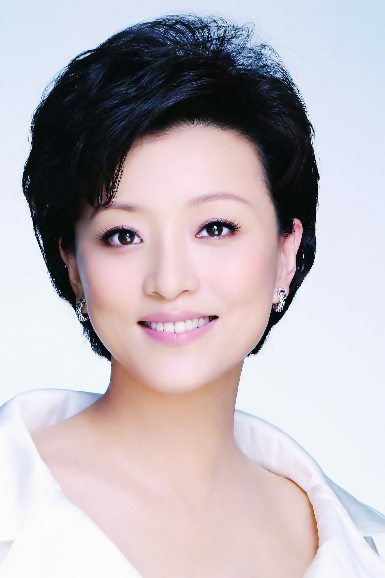 杨澜最新微博聚焦热点,传递正能量之声