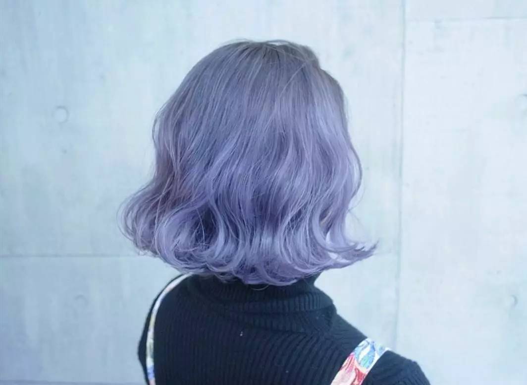 时尚回归,2025最新齐肩烫发演绎潮流风采