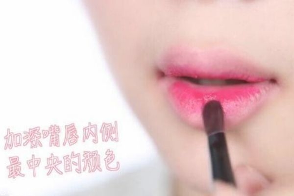 最新口红涂法教程，轻松打造完美唇妆技巧