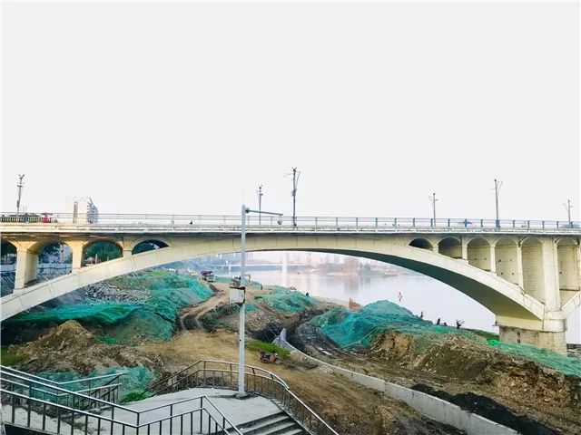 最新大桥下的壮丽景象与工程壮举
