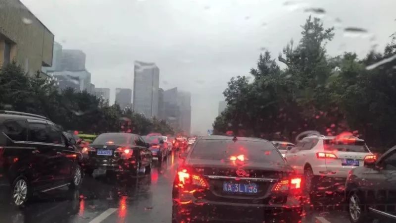 成都暴雨下的惊喜探索，小巷特色小店