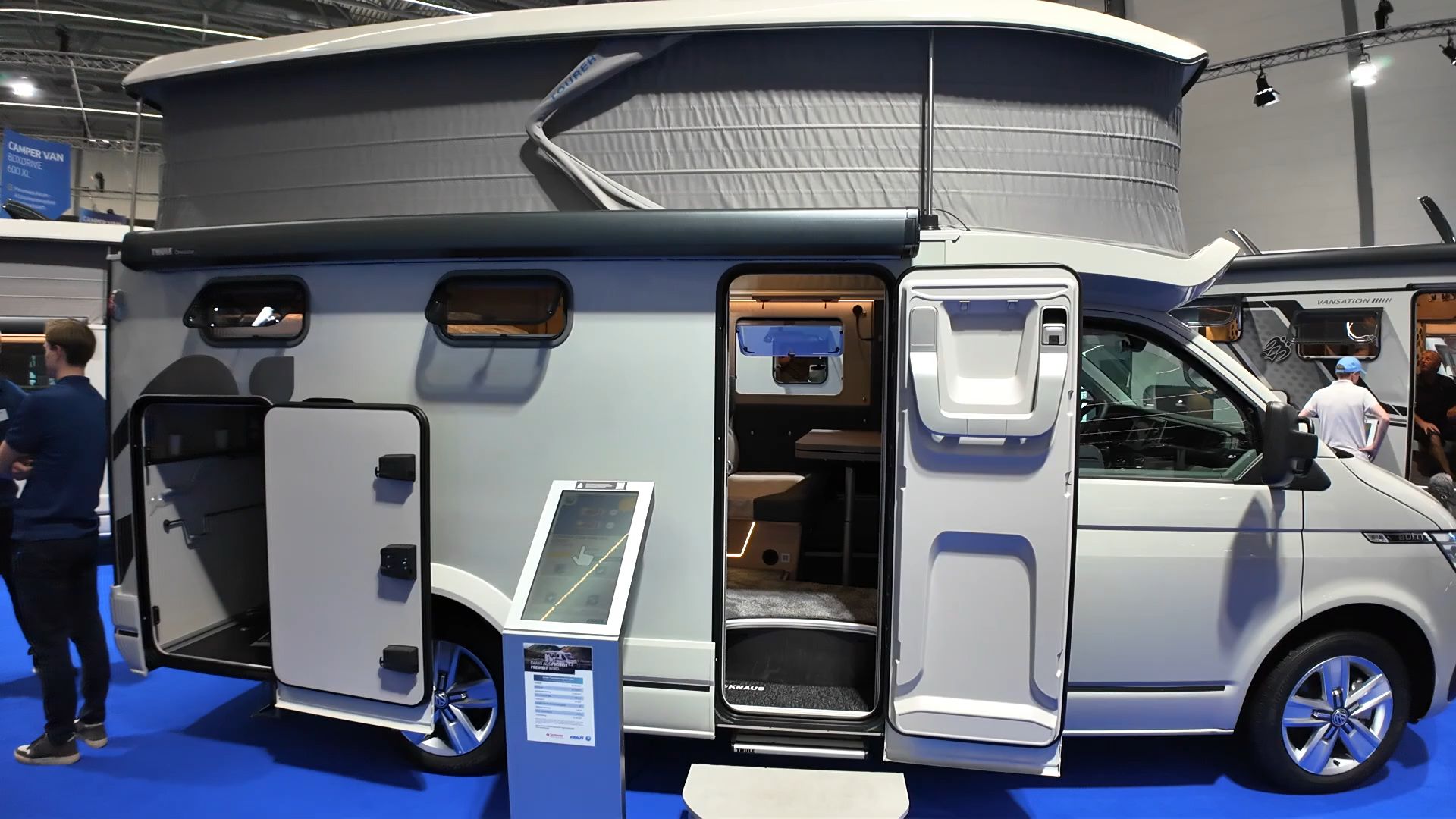 探索小巷中的惊喜,揭秘最新款房车发布,带你领略未来生活新体验