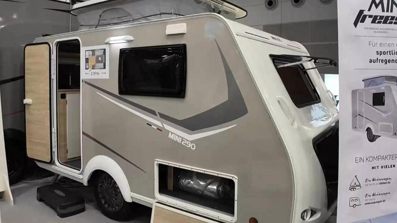 探索小巷中的惊喜,揭秘最新款房车发布,带你领略未来生活新体验